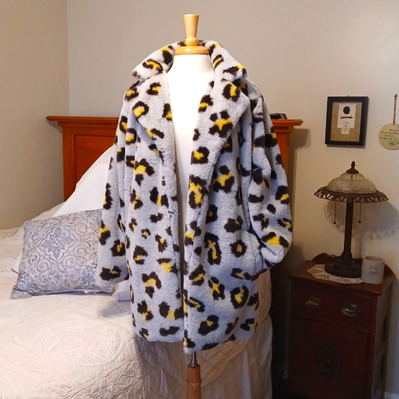 5⭐️s! Striking, SOFT, and fluffy, open-front Teddy bear style jacket - Picture 3 of 9